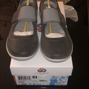 NWB Cloudsteppers by Clarks dark grey velcro shoe